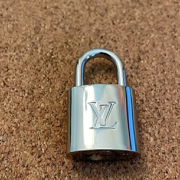 - New LV Louis Vuitton Silver-Toned Lock on 16" Curb Chain Choker Necklace - Picture 2 of 4